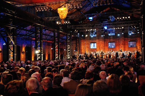 Ausverkaufte Aufführung eines Orchesters in der Industriekathedrale Alte Schmelz.