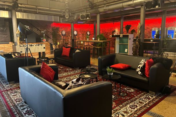 Veranstaltung mit Wohnzimmer-Flair im Club des Event-Haus Alte Schmelz.