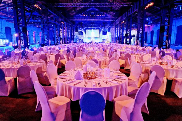 Komplette Gala-Bestuhlung in der Industriekathedrale Alte Schmelz.