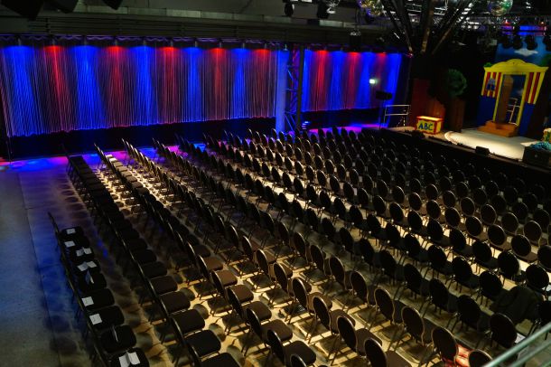 Komplett bestuhlter Saal mit stimmungsvollem Licht im Event-Haus Alte Schmelz.