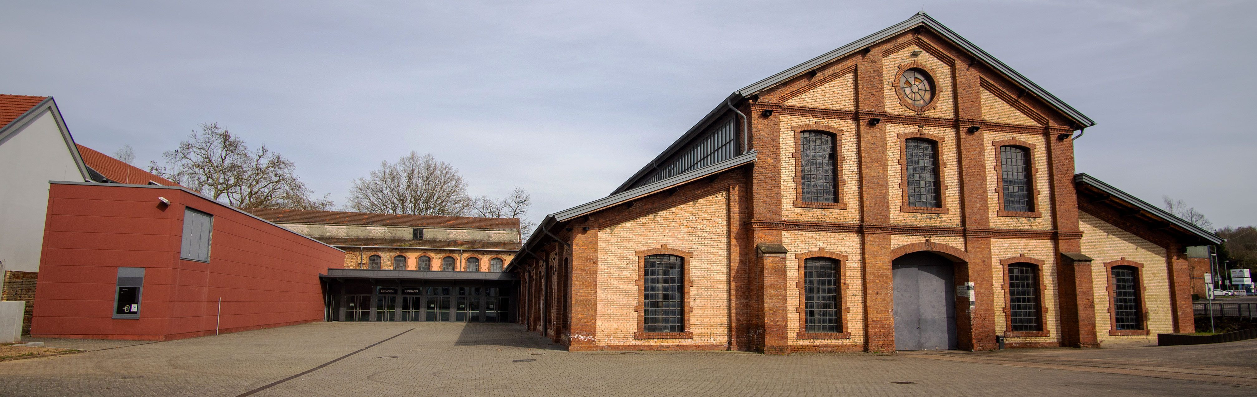 Torseite und Innenhof der Industriekathedrale Alte Schmelz in St. Ingbert.