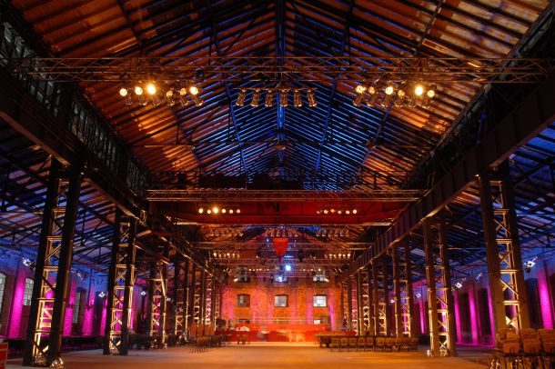 Stimmungsvolle Beleuchtung in der Industriekathedrale Alte Schmelz.