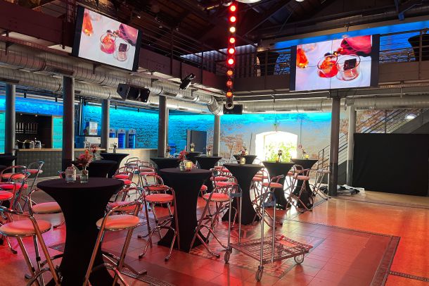 Veranstaltung mit Stehtischen im Club im Event-Haus Alten Schmelz.