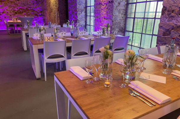 Ansprechende Tischdekoration in der alten Schlosserei in der Industriekathedrale Alten Schmelz.