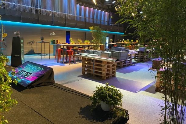 Veranstaltung mit Bühne und Möbeln im Saal des Event-Haus Alte Schmelz.