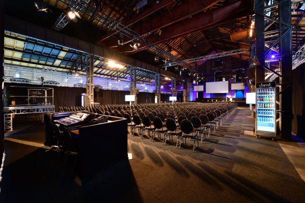 Voll bestuhlte Veranstaltung in der Industriekathedrale Alte Schmelz.