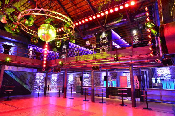 Discobereich "Club" im Event-Haus Alte Schmelz dekorativ beleuchtet.