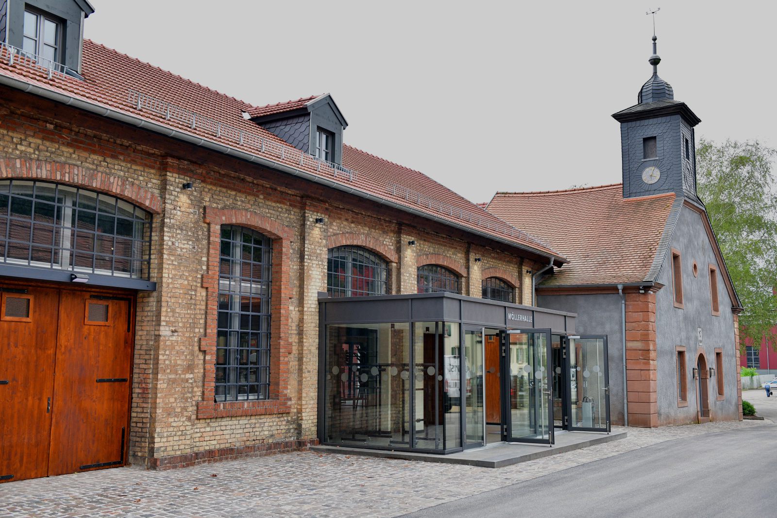 Eingang der alten Feuerwehr und der Möllerhalle auf der alten Schmelz in St. Ingbert.